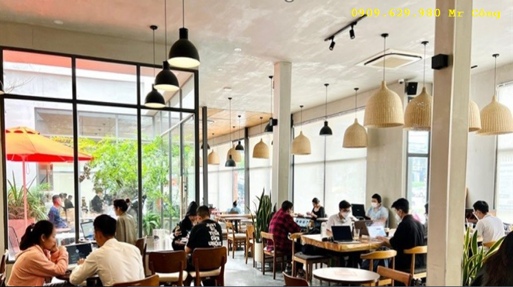 Quán café mát rượi cả ngày nhờ chiếc máy lạnh “giấu mặt” này!