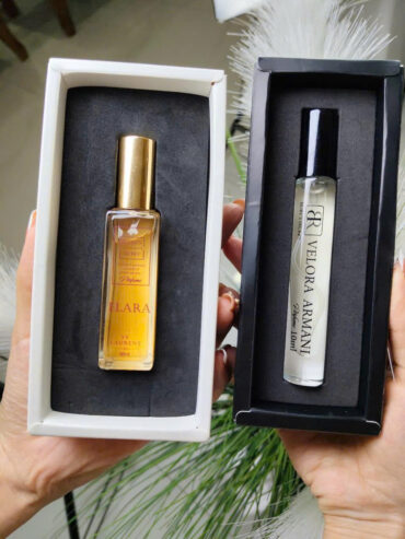 🌟 VELORA ARMANI & YS LAURENT ELARA – BỘ ĐÔI BODY MIST ĐỈNH CAO CHO CHÀNG & NÀNG💃🕺 💙 Velora Armani – Nam tính, tươi mát, lôi cuốn 💖 YS Laurent Elara – Quyến rũ, bí ẩn, ngọt ngào 💌 Ruby’s Secret mang đến bộ đôi mùi hương kinh điển lấy cảm hứng từ hai “ông lớn” ngành nước hoa: ✨ Armani Acqua Di Gio – Dành cho người đàn ông hiện đại, mạnh mẽ và đầy tinh tế ✨ YSL Black Opium – Dành cho nàng thơ quyến rũ, bí ẩn và đầy mê hoặc 💙 VELORA ARMANI 20ML – HƯƠNG BIỂN NAM TÍNH & THANH LỊCH ✔️ Cam Bergamot – Chanh – Hoa cam: Tươi mới, sảng khoái ✔️ Hương biển – Hoa nhài – Gỗ: Mùi hương của sự tự do, đậm chất phái mạnh ✔️ Hoắc hương – Xạ hương trắng – Gỗ tuyết tùng: Ấm áp, lưu hương lâu 🧑‍💼 Dành cho nam giới, hoặc nữ cá tính yêu thích mùi hương unisex mát lạnh 💖 YS LAURENT ELARA 20ML – NGỌT NGÀO & MA MỊ ✔️ Quả lê – Tiêu hồng – Hoa cam: Nữ tính, tươi trẻ và gây nghiện ngay từ lớp đầu ✔️ Cà phê – Hoa nhài – Hạnh nhân – Cam thảo: Lôi cuốn và sâu sắc ✔️ Vanilla – Hoắc hương – Gỗ tuyết tùng – Cashmeran: Nồng nàn & bí ẩn 👩‍🎤 Dành cho nàng hiện đại, yêu thích phong cách nổi bật & gợi cảm 🧴 ƯU ĐIỂM CỦA CẢ 2 DÒNG: 🔹 Body mist chuẩn mùi cao cấp – gần như bản gốc 🔹 Thiết kế thủy tinh sang trọng, nắp kim loại mạ vàng 🔹 Tỏa hương 2m – lưu hương 4–6 tiếng 🔹 Nhỏ gọn 20ml – Có bản mini 10ml tiện lợi mang theo 🔹 Giá chỉ 175.000đ – Mua combo có ưu đãi giảm sốc 🎁 GỢI Ý COMBO QUÀ TẶNG CẶP ĐÔI: 👉 Một chai Elara cho nàng – Một chai Velora cho chàng 💌 Đóng hộp sẵn sang, tặng kèm túi xinh – Quà ý nghĩa cho sinh nhật, kỷ niệm, ngày lễ 📩 Comment “CẶP ĐÔI” ngay để nhận ƯU ĐÃI COMBO 📦 FREESHIP toàn quốc cho đơn từ 300k 🎁 Hàng chuẩn – Cam kết chính hãng 🌐 Ruby’s Secret – A drop of perfume, a world of untold secrets 💎 Tôn vinh sự tinh tế và quyến rũ của cả nam & nữ Việt hiện đại!