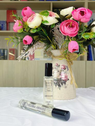 🌟 VELORA ARMANI & YS LAURENT ELARA – BỘ ĐÔI BODY MIST ĐỈNH CAO CHO CHÀNG & NÀNG💃🕺 💙 Velora Armani – Nam tính, tươi mát, lôi cuốn 💖 YS Laurent Elara – Quyến rũ, bí ẩn, ngọt ngào 💌 Ruby’s Secret mang đến bộ đôi mùi hương kinh điển lấy cảm hứng từ hai “ông lớn” ngành nước hoa: ✨ Armani Acqua Di Gio – Dành cho người đàn ông hiện đại, mạnh mẽ và đầy tinh tế ✨ YSL Black Opium – Dành cho nàng thơ quyến rũ, bí ẩn và đầy mê hoặc 💙 VELORA ARMANI 20ML – HƯƠNG BIỂN NAM TÍNH & THANH LỊCH ✔️ Cam Bergamot – Chanh – Hoa cam: Tươi mới, sảng khoái ✔️ Hương biển – Hoa nhài – Gỗ: Mùi hương của sự tự do, đậm chất phái mạnh ✔️ Hoắc hương – Xạ hương trắng – Gỗ tuyết tùng: Ấm áp, lưu hương lâu 🧑‍💼 Dành cho nam giới, hoặc nữ cá tính yêu thích mùi hương unisex mát lạnh 💖 YS LAURENT ELARA 20ML – NGỌT NGÀO & MA MỊ ✔️ Quả lê – Tiêu hồng – Hoa cam: Nữ tính, tươi trẻ và gây nghiện ngay từ lớp đầu ✔️ Cà phê – Hoa nhài – Hạnh nhân – Cam thảo: Lôi cuốn và sâu sắc ✔️ Vanilla – Hoắc hương – Gỗ tuyết tùng – Cashmeran: Nồng nàn & bí ẩn 👩‍🎤 Dành cho nàng hiện đại, yêu thích phong cách nổi bật & gợi cảm 🧴 ƯU ĐIỂM CỦA CẢ 2 DÒNG: 🔹 Body mist chuẩn mùi cao cấp – gần như bản gốc 🔹 Thiết kế thủy tinh sang trọng, nắp kim loại mạ vàng 🔹 Tỏa hương 2m – lưu hương 4–6 tiếng 🔹 Nhỏ gọn 20ml – Có bản mini 10ml tiện lợi mang theo 🔹 Giá chỉ 175.000đ – Mua combo có ưu đãi giảm sốc 🎁 GỢI Ý COMBO QUÀ TẶNG CẶP ĐÔI: 👉 Một chai Elara cho nàng – Một chai Velora cho chàng 💌 Đóng hộp sẵn sang, tặng kèm túi xinh – Quà ý nghĩa cho sinh nhật, kỷ niệm, ngày lễ 📩 Comment “CẶP ĐÔI” ngay để nhận ƯU ĐÃI COMBO 📦 FREESHIP toàn quốc cho đơn từ 300k 🎁 Hàng chuẩn – Cam kết chính hãng 🌐 Ruby’s Secret – A drop of perfume, a world of untold secrets 💎 Tôn vinh sự tinh tế và quyến rũ của cả nam & nữ Việt hiện đại!