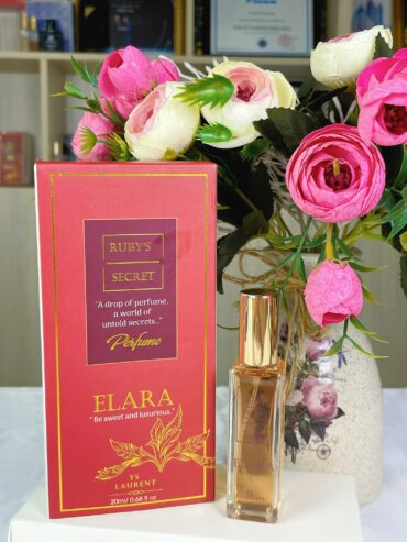 🌟 VELORA ARMANI & YS LAURENT ELARA – BỘ ĐÔI BODY MIST ĐỈNH CAO CHO CHÀNG & NÀNG💃🕺 💙 Velora Armani – Nam tính, tươi mát, lôi cuốn 💖 YS Laurent Elara – Quyến rũ, bí ẩn, ngọt ngào 💌 Ruby’s Secret mang đến bộ đôi mùi hương kinh điển lấy cảm hứng từ hai “ông lớn” ngành nước hoa: ✨ Armani Acqua Di Gio – Dành cho người đàn ông hiện đại, mạnh mẽ và đầy tinh tế ✨ YSL Black Opium – Dành cho nàng thơ quyến rũ, bí ẩn và đầy mê hoặc 💙 VELORA ARMANI 20ML – HƯƠNG BIỂN NAM TÍNH & THANH LỊCH ✔️ Cam Bergamot – Chanh – Hoa cam: Tươi mới, sảng khoái ✔️ Hương biển – Hoa nhài – Gỗ: Mùi hương của sự tự do, đậm chất phái mạnh ✔️ Hoắc hương – Xạ hương trắng – Gỗ tuyết tùng: Ấm áp, lưu hương lâu 🧑‍💼 Dành cho nam giới, hoặc nữ cá tính yêu thích mùi hương unisex mát lạnh 💖 YS LAURENT ELARA 20ML – NGỌT NGÀO & MA MỊ ✔️ Quả lê – Tiêu hồng – Hoa cam: Nữ tính, tươi trẻ và gây nghiện ngay từ lớp đầu ✔️ Cà phê – Hoa nhài – Hạnh nhân – Cam thảo: Lôi cuốn và sâu sắc ✔️ Vanilla – Hoắc hương – Gỗ tuyết tùng – Cashmeran: Nồng nàn & bí ẩn 👩‍🎤 Dành cho nàng hiện đại, yêu thích phong cách nổi bật & gợi cảm 🧴 ƯU ĐIỂM CỦA CẢ 2 DÒNG: 🔹 Body mist chuẩn mùi cao cấp – gần như bản gốc 🔹 Thiết kế thủy tinh sang trọng, nắp kim loại mạ vàng 🔹 Tỏa hương 2m – lưu hương 4–6 tiếng 🔹 Nhỏ gọn 20ml – Có bản mini 10ml tiện lợi mang theo 🔹 Giá chỉ 175.000đ – Mua combo có ưu đãi giảm sốc 🎁 GỢI Ý COMBO QUÀ TẶNG CẶP ĐÔI: 👉 Một chai Elara cho nàng – Một chai Velora cho chàng 💌 Đóng hộp sẵn sang, tặng kèm túi xinh – Quà ý nghĩa cho sinh nhật, kỷ niệm, ngày lễ 📩 Comment “CẶP ĐÔI” ngay để nhận ƯU ĐÃI COMBO 📦 FREESHIP toàn quốc cho đơn từ 300k 🎁 Hàng chuẩn – Cam kết chính hãng 🌐 Ruby’s Secret – A drop of perfume, a world of untold secrets 💎 Tôn vinh sự tinh tế và quyến rũ của cả nam & nữ Việt hiện đại!